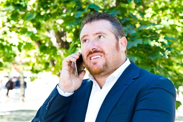 Foto homem de negócios falando ao telefone