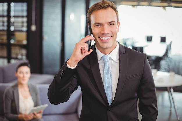 homem de negócios, falando no celular