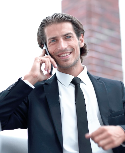 Homem de negócios falando no telefone inteligente