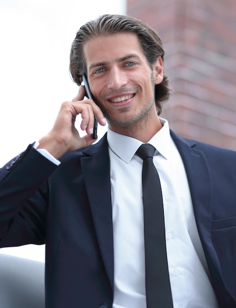 Homem de negócios falando no telefone inteligente