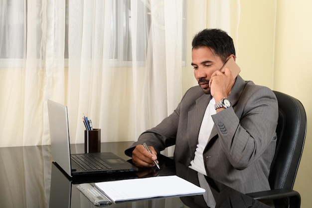 homem de negócios falando no telefone