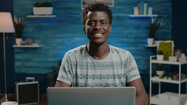 Homem de negócios fazendo trabalho remoto corporativo no laptop