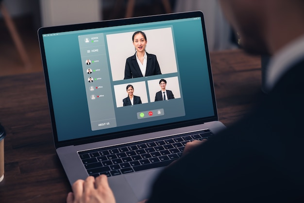 Homem de negócios fazendo videochamada para a equipe online e apresentar projetos de trabalho