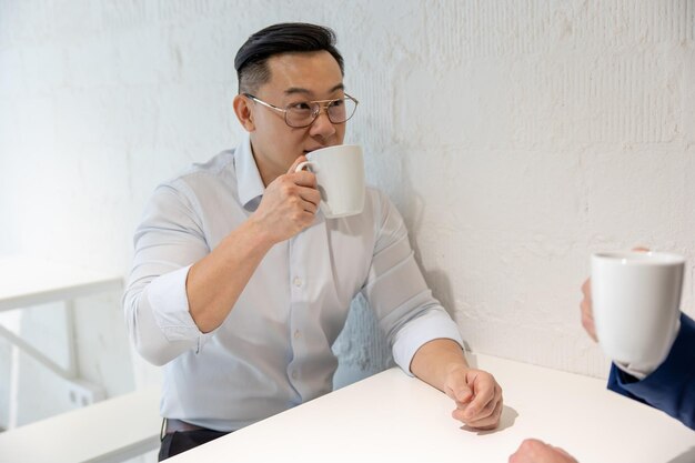 Homem de negócios fazer uma pausa bebendo café e discutindo estratégia de negócios no escritório