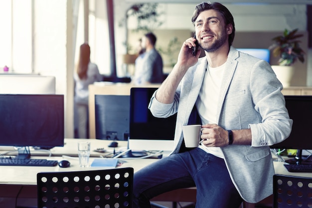 Foto homem de negócios feliz conversando e bebendo café