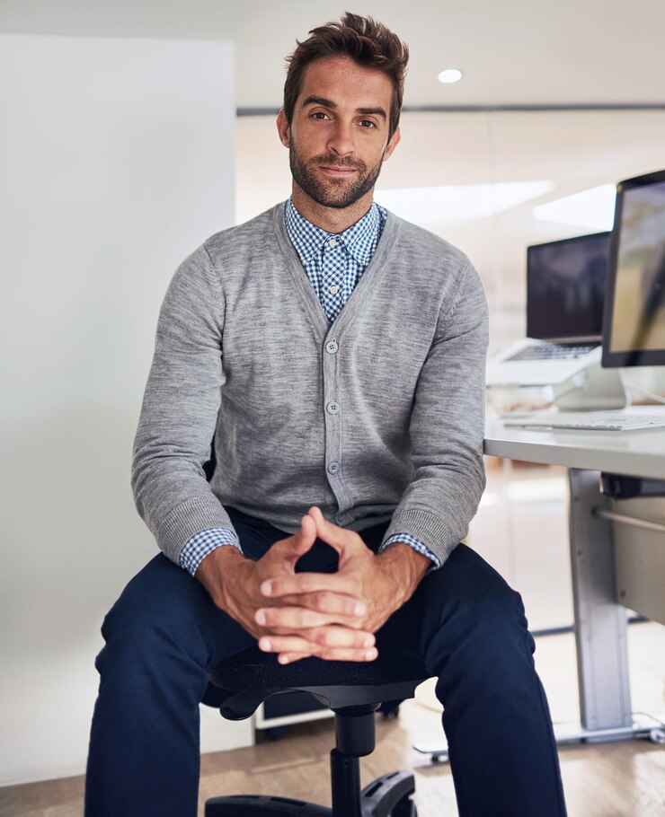 Foto homem de negócios feliz e mãos em retrato com computador para orgulho na carreira ou emprego na empresa startup homem corporativo ou empreendedor e sorriso para confiança esperança e confiança com novo local de trabalho