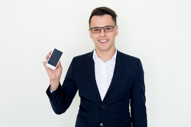 Homem de negócios feliz mostrando a tela do smartphone