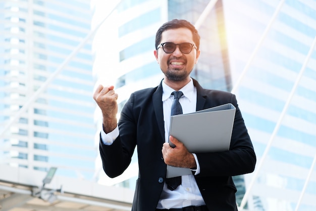 Foto homem de negócios financeiro masculino e sucesso no trabalho