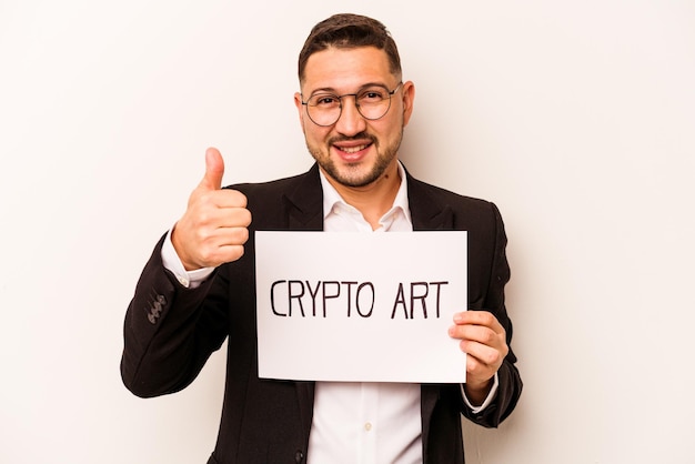 Homem de negócios hispânico segurando um cartaz de arte criptográfico isolado no fundo branco