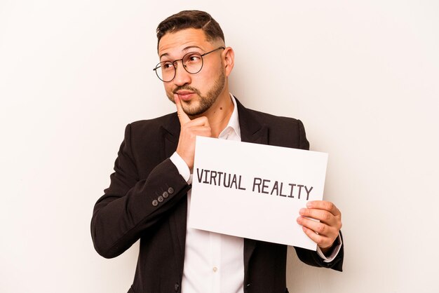 Homem de negócios hispânico segurando um cartaz de realidade virtual isolado no fundo branco