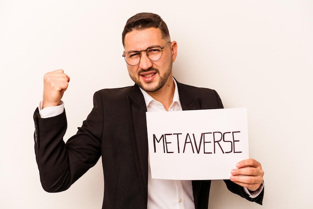 Homem de negócios hispânico segurando um cartaz metaverso isolado no fundo branco