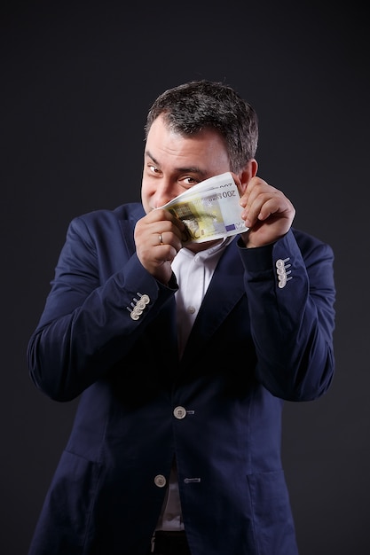 Foto homem de negócios idoso segurando notas de euro