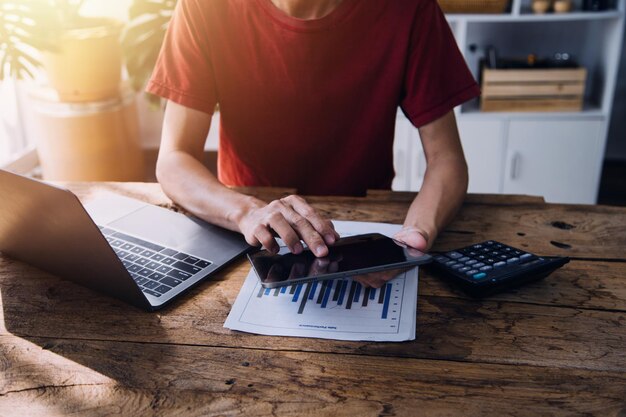 Foto homem de negócios, inspetor financeiro e secretário, fazendo relatório, calculando ou verificando o saldo, inspetor da receita federal, verificando o conceito de auditoria de documentos