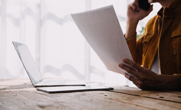 Homem de negócios, inspetor financeiro e secretário, fazendo relatório, calculando ou verificando o saldo, inspetor da Receita Federal, verificando o conceito de auditoria de documentos