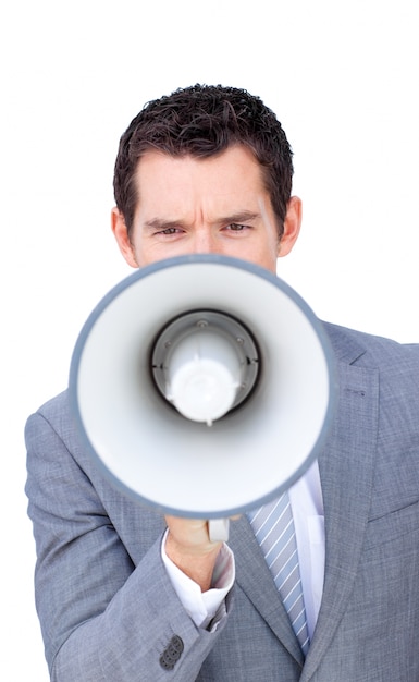 Homem de negócios irritado gritando através de um megafone