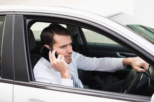 Homem de negócios irritado no telefone