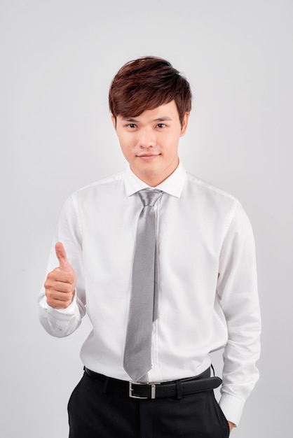 Homem de negócios jovem alegre no clássico gravata de camisa branca posando isolado no retrato de estúdio de fundo branco.