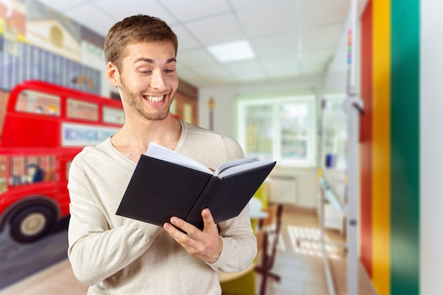 Homem de negócios jovem bonito lendo um livro