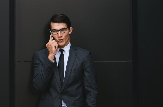 Homem de negócios jovem bonito