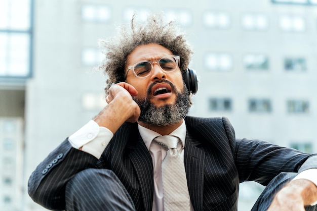 Homem de negócios jovem empresário ouvindo música e dança