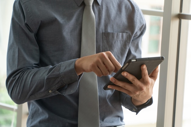 Homem de negócios jovem feliz usando tablet digital