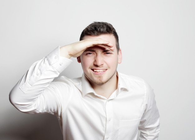 Foto homem de negócios jovem pensando