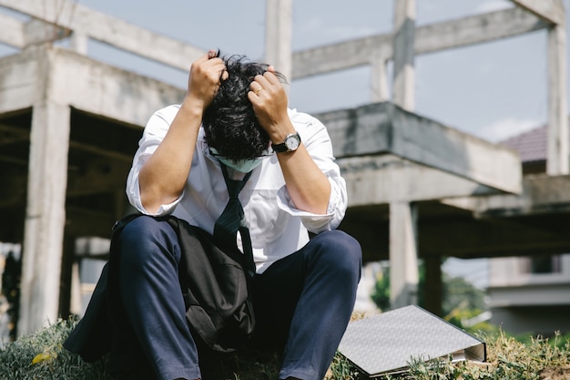 Homem de negócios jovem sentado em depressão