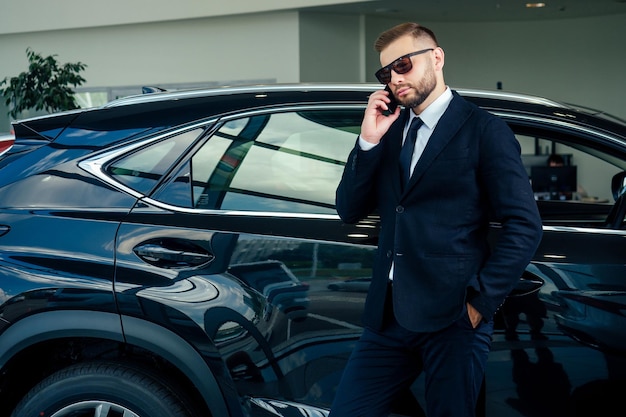 Homem de negócios jovem test drive carro novo