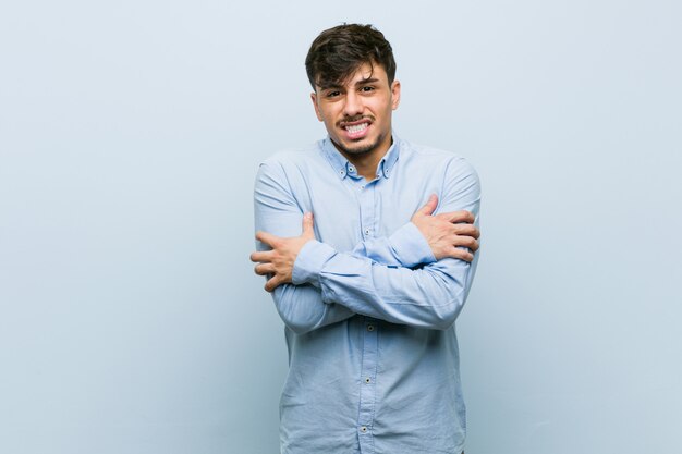 Homem de negócios latino-americanos jovens passando frio devido a baixa temperatura ou uma doença.