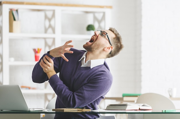 Foto homem de negócios louco trabalhando no projeto