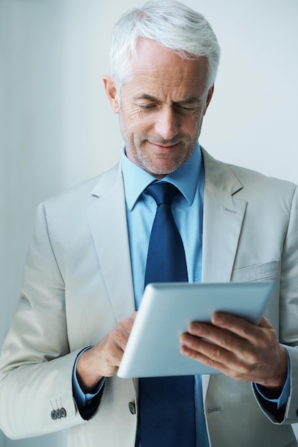 Homem de negócios maduro e tablet para redes on-line como advogado como e-mail profissional corporativo ou leitura Pessoa masculina empregado e internet no escritório para conectar planejamento de startup ou Canadá