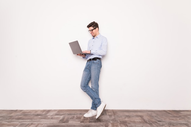 Homem de negócios, mantendo um laptop isolado sobre um espaço em branco