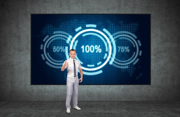 Foto homem de negócios mostrando polegares para cima e dados de análise e gráficos de porcentagem no ecrã em concerte interior análises e conceito de troca