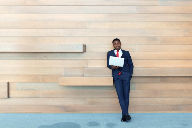 Homem de negócios na áfrica inteligente usando laptop no escritório