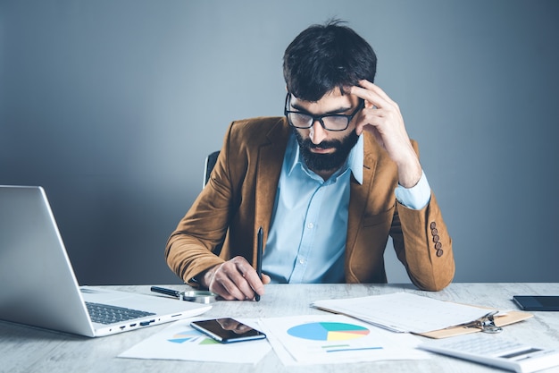 Homem de negócios na mesa do escritório