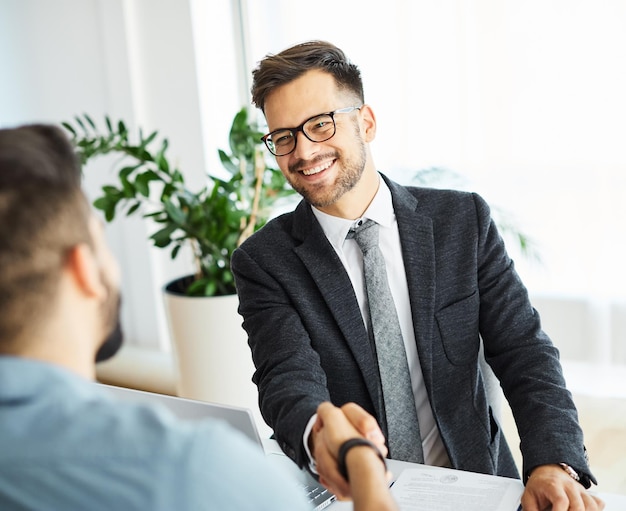 homem de negócios negócio contrato aperto de mão aperto de mão negócio agente negócio cliente acordo assinatura de documento aperto de mão