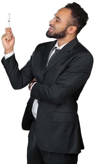 Homem de negócios negro fazendo apresentação isolada no fundo branco