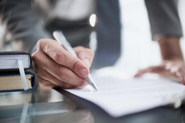 Homem de negócios no escritório analisando dados financeiros fazendo pesquisas