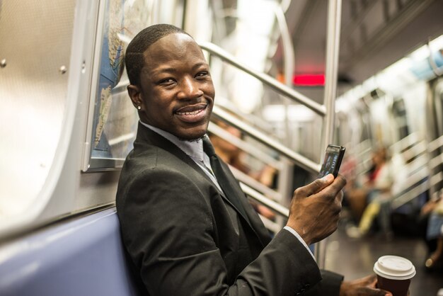 Homem de negócios no metrô