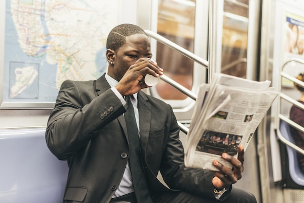 Homem de negócios no metrô