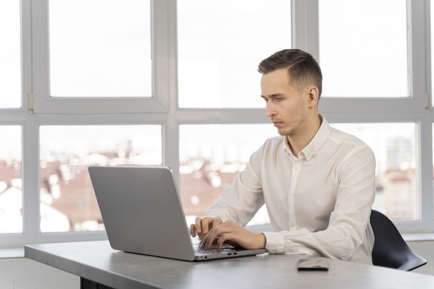 Foto homem de negócios no trabalho