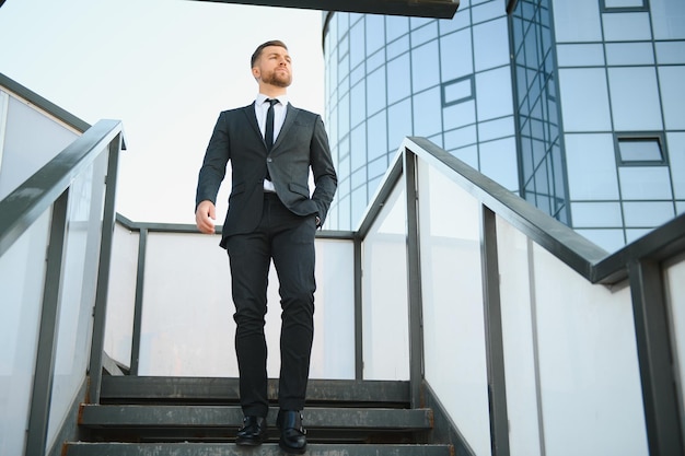 Homem de negócios numa cidade elegante