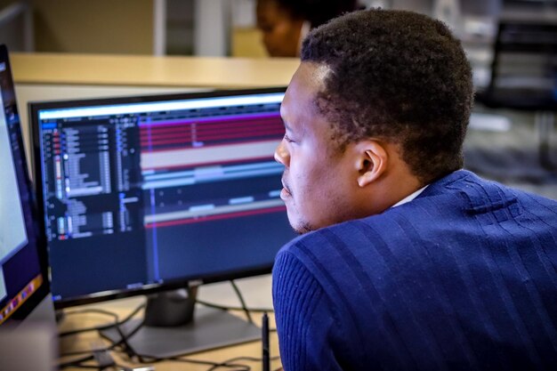 Foto homem de negócios olhando para a tela do computador no escritório