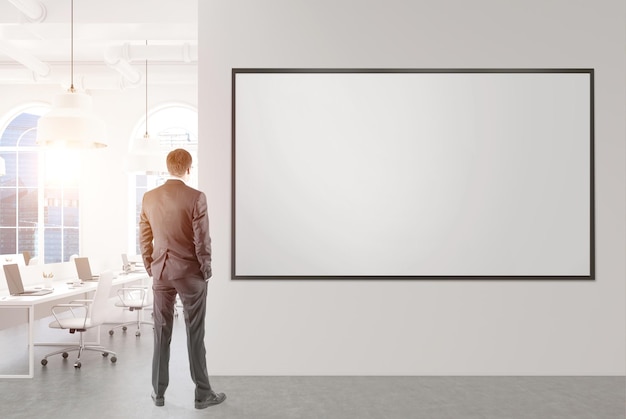 Homem de negócios olhando para um quadro branco no escritório