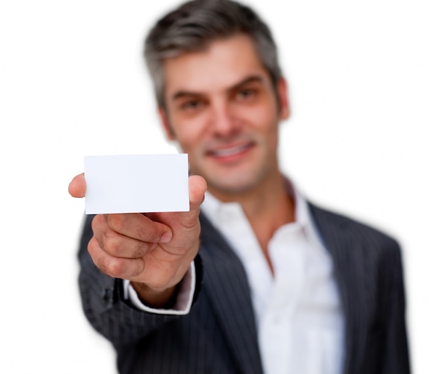 Foto homem de negócios positivo que mostra um cartão branco