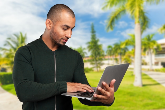 Homem de negócios preto com laptop