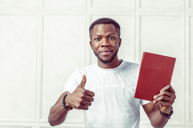 Homem de negócios preto segurando um livro