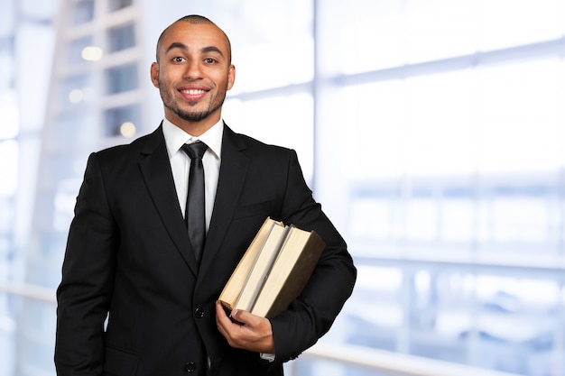 Homem de negócios preto segurando um livro