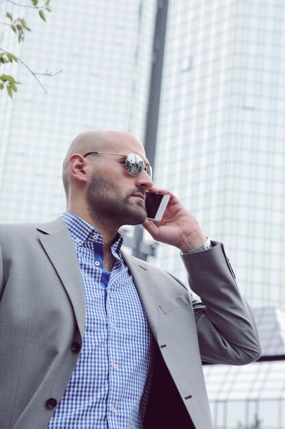 Homem de negócios profissional, visão de visual moderno e confiante