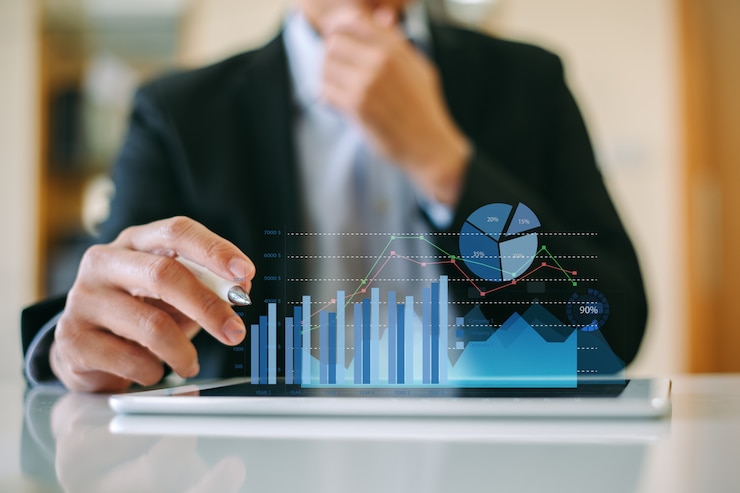 Foto homem de negócios que analisa a empresa financeira trabalhando com gráficos digitais da realidade aumentada.